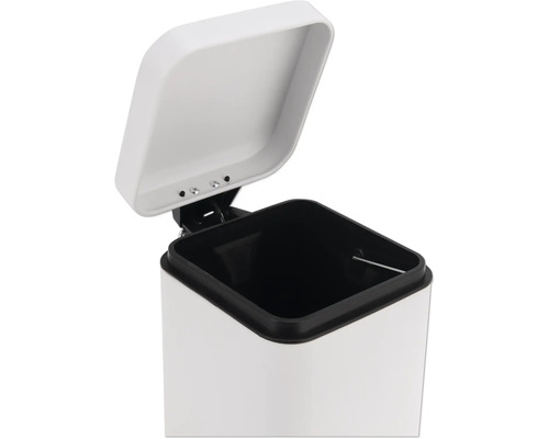 Öppen, vit soptunna med pedal och svart innerhink.