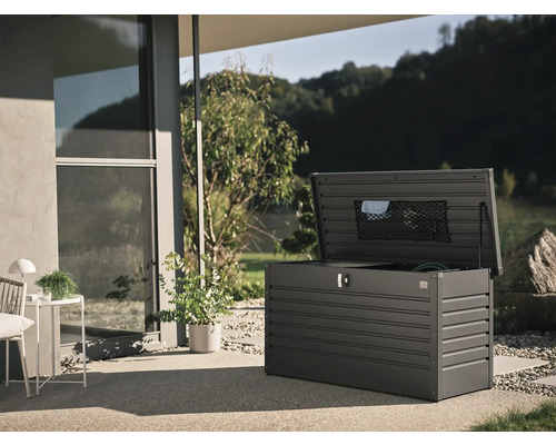 Öppen trädgårdslåda för förvaring av trädgårdsredskap utomhus
