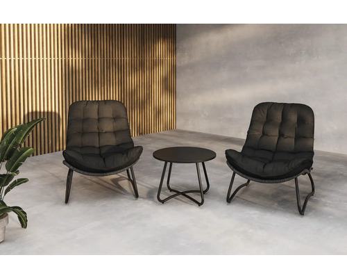 Uteplats med två loungestolar och ett runt bord