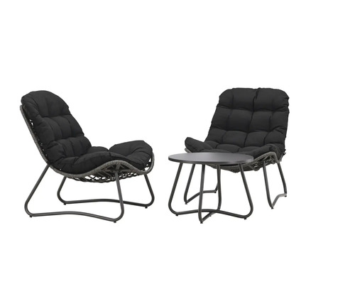 Trädgårdsmöbelset med två fåtöljer och ett bord