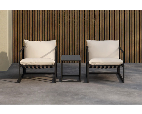 Två trädgårdsstolar och ett trädgårdsbord av metall med sittdynor framför en trävägg