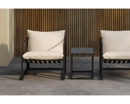 Två fåtöljer med kuddar och ett sidobord på en terrass