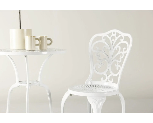 Uteplats med bord och stol av metall