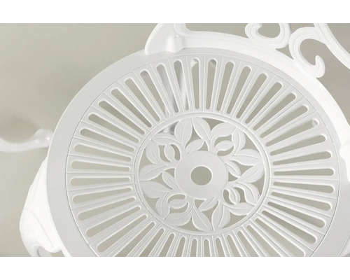 Detaljvy av en vit trädgårdsbordsskiva med blommönster