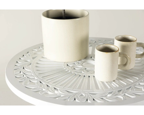 Dekorativt sidobord med drycker och blomkruka