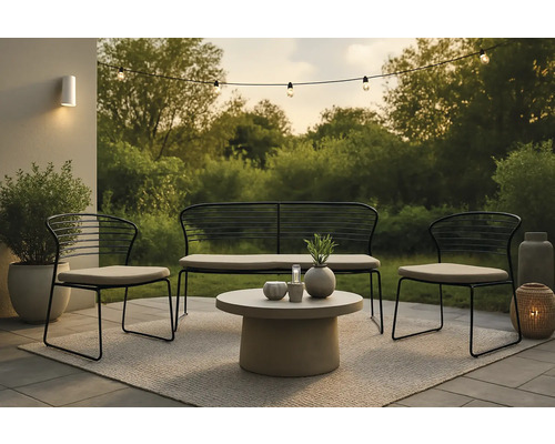 Utomhusscen med bänk, stolar och bord på en terrass med belysning