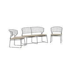 Utemöbelset med bänk och två stolar av metall med sittdynor