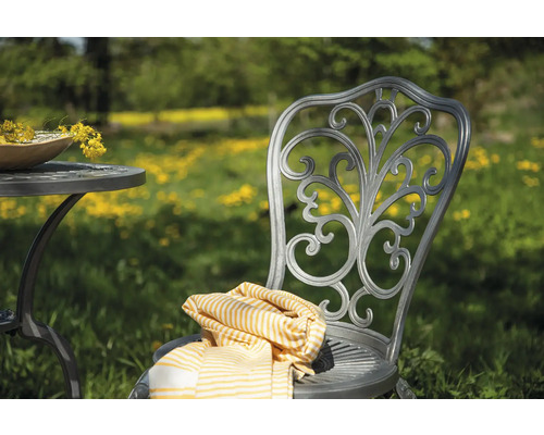 Trädgårdsscen med bord, stol och textil