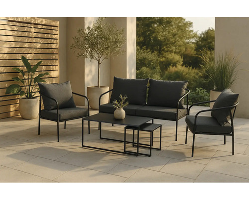 Trädgårdsmöbelset med soffa, fåtöljer och soffbord på en terrass