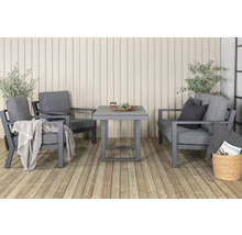 Uteplats med två fåtöljer och ett bord på en träterrass