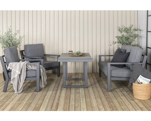 Uteplats med två fåtöljer och ett bord på en träterrass