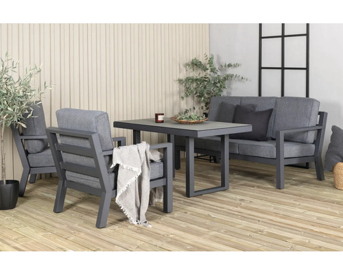 Grå trädgårdsmöbelgrupp med bord, bänk och fåtöljer på en träaltan.