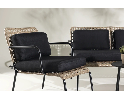 Trädgårdsmöbelset med rottingfåtölj och soffa med svarta dynor