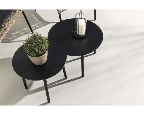 Två sammankopplade trädgårdsbord med krukväxt och ljus