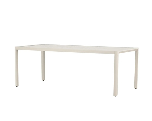 Rektangulärt trädgårdsbord med smala bordsben.