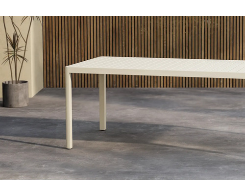 Trädgårdsbord i aluminium med räfflad design på bordsskivan