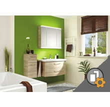 Ljust badrum med tvättställ, spegelskåp och förvaringshylla