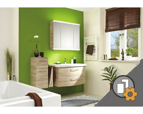 Ljust badrum med tvättställ, spegelskåp och förvaringshylla