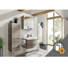 Badrum med tvättställ, spegelskåp och högskåp i trälook