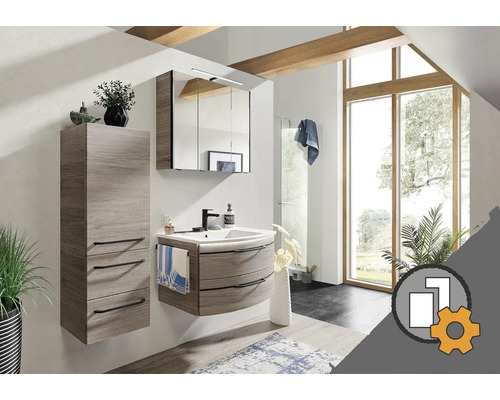 Badrum med tvättställ, spegelskåp och högskåp i trälook