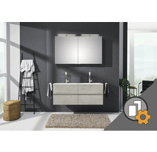 Badrum med tvättställ, spegelskåp och handdukstege