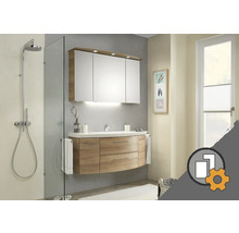 Badrum med duschkabin, tvättställsskåp och spegelskåp