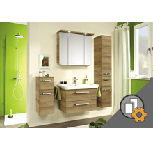 Badrum med tvättställsskåp, spegelskåp och högskåp i träutseende