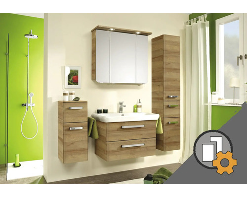 Badrum med tvättställsskåp, spegelskåp och högskåp i träutseende