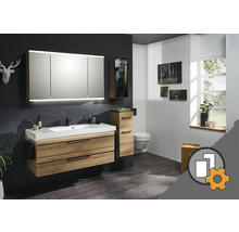 Badrum med tvättställsskåp, spegelskåp, högskåp och vägghängd toalett för en stilfull atmosfär