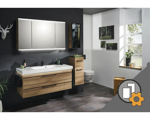 Badrum med tvättställsskåp, spegelskåp, högskåp och vägghängd toalett för en stilfull atmosfär