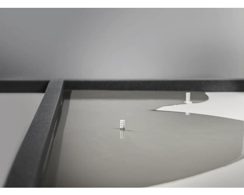 Flytande golvavjämning med nivelleringsverktyg och ram