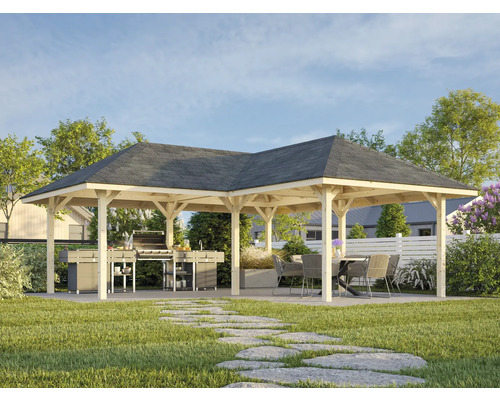 Stort lusthus med grillplats och sittgrupp på en gräsmatta