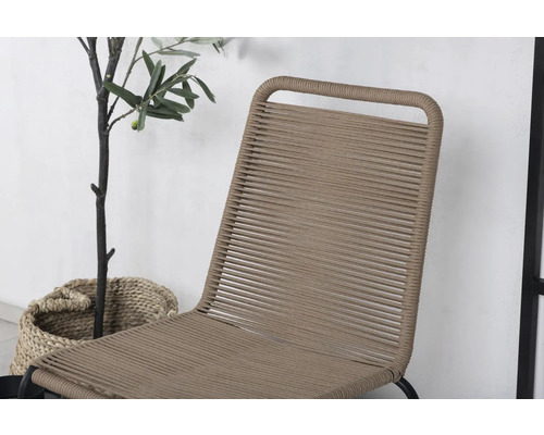 Trädgårdsstol med repklädsel och metallram bredvid dekoration