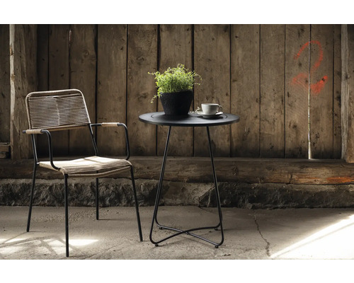 Trädgårdsscen med stol, bord, krukväxt och kaffekopp