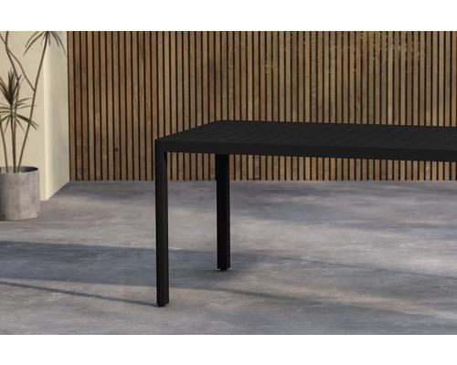 Svart trädgårdsbord i aluminium med lamellstruktur