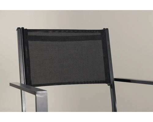 Detaljvy av en trädgårdsstol med nätklädsel