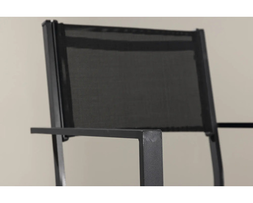 Detaljvy av en trädgårdsstol med metallram och nätklädsel