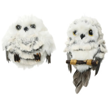 Två dekorativa, fjäderprydda ugglafigurer