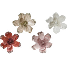Dekorativa konstgjorda blommor med glittrande accenter