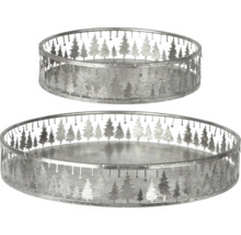 Två dekorativa silverfärgade metallbrickor med utskurna granmönster