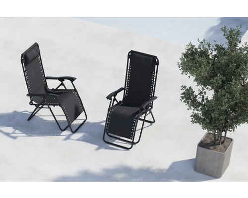 Två svarta relaxstolar med justerbart ryggstöd och armstöd bredvid en krukväxt.