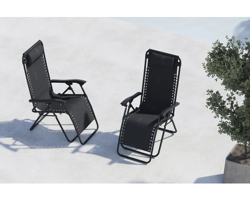 Två relaxstolar av metall och textil för utomhusbruk