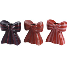 Tre randiga keramikvaser med rosett