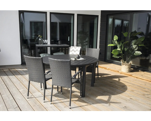 Terrass med trädgårdsbord och stolar på en träterrass