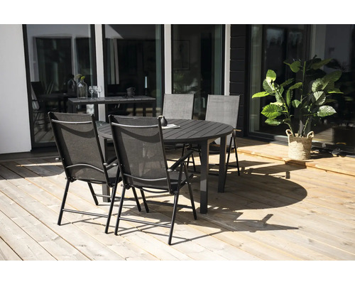 Utegrupp med runt bord och stolar på en träterrass.