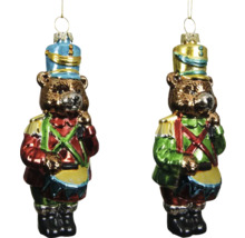 Två björnar som juldekorationer i soldatuniform