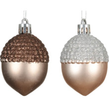 Två glittrande julgranskulor av ekollon med hängen