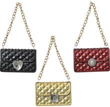 Tre quiltade handväskor med kedjeremmar i svart, guld och rött