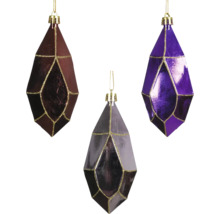 Tre rombformade julgranskulor med glittrande dekorationer