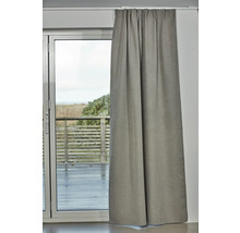 Grå gardin framför en altandörr